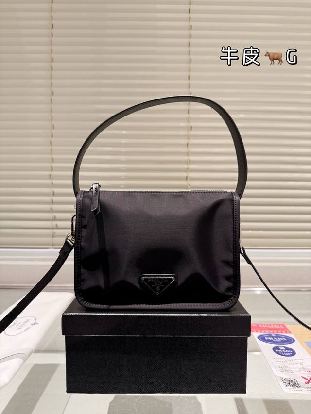 原版布 prada Hobo中古腋下包 皮质肩带更复古硬挺一些 多了一份随意和简单， 完全的时尚百搭！ 尺寸 20 15Cm