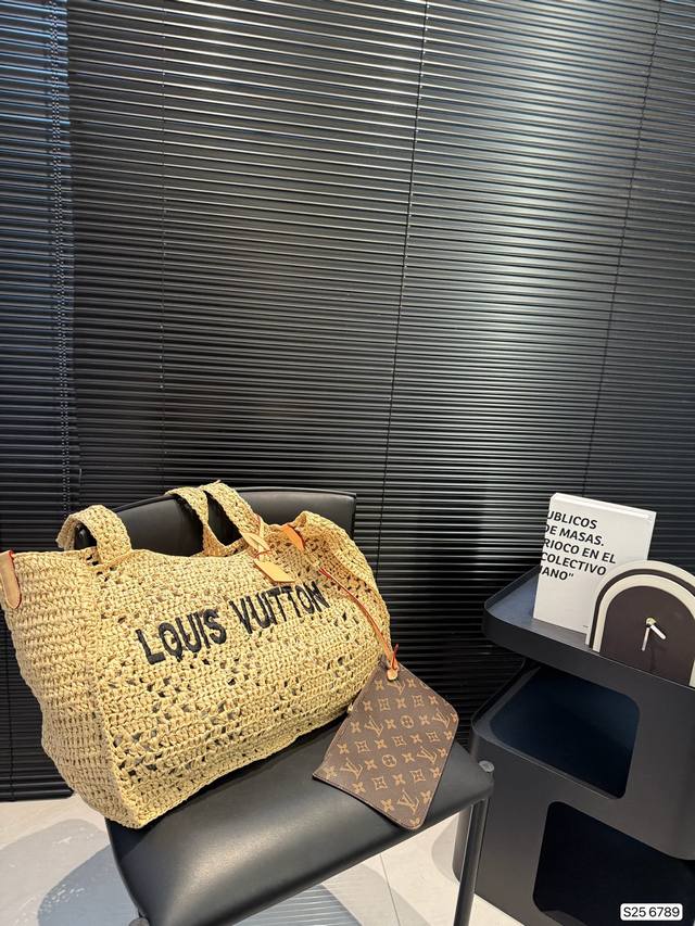 配盒子 Lv编织托特包，简单搭配的包袋，非常大气。搭配衣服也是毫无难度。尺寸：45 32 货号6789