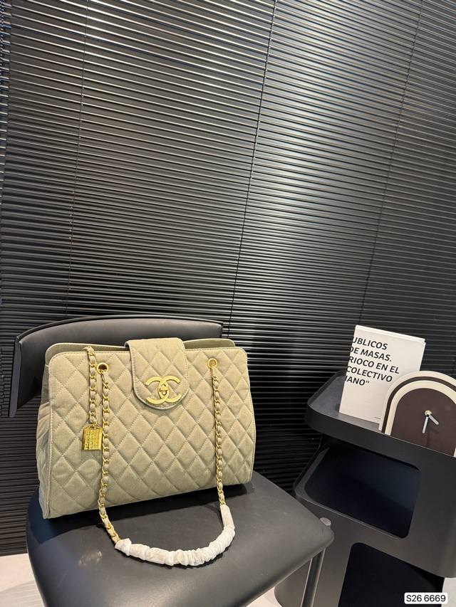 香奈儿链条牛仔托特包 任何搭配都能够轻松驾驭 低调有质感 容量也很可 尺寸：35 26 货号6669