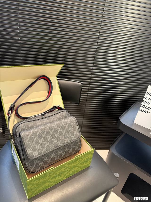 配折叠盒子 酷奇邮差包！ 简单的搭配就很帅气！ 不容易撞包的款式 男女通用 尺寸24 18 货号6013