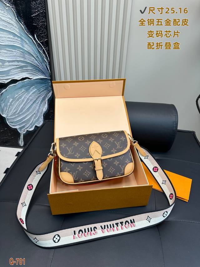 全套包装 Lv Diane法棍包顶级全钢五金牛皮版本变码芯片 法棍包是真好看 又好背！ 皮质和颜色都不错， 配置两条肩带 可单肩可斜挎 又甜又咸万能搭配！ 尺寸