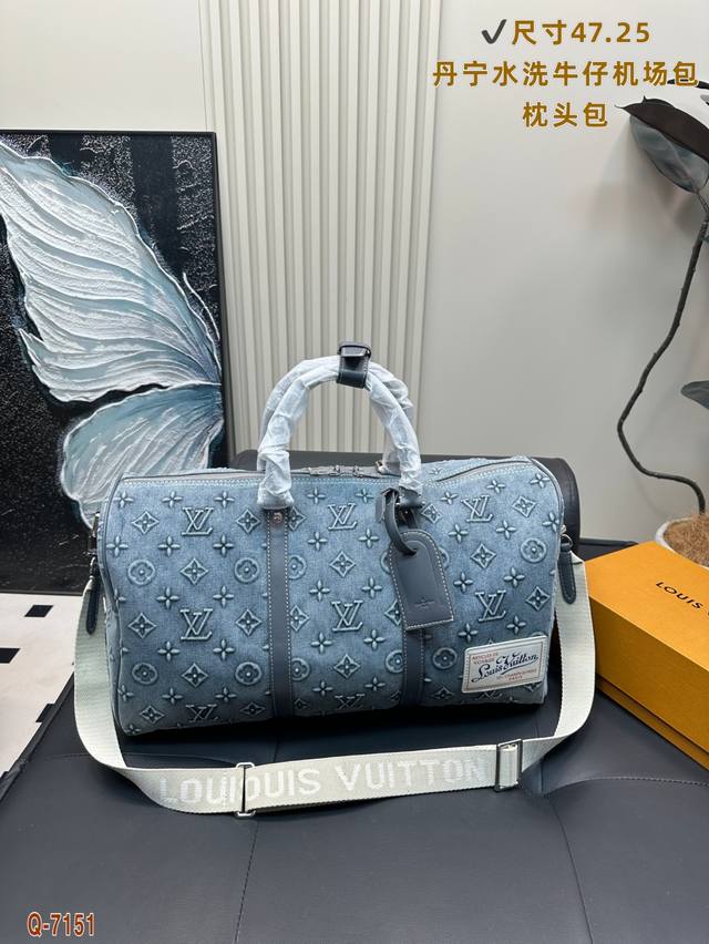 配折叠盒 Lv 丹宁水洗牛仔Keepall Bandouliere 旅行袋枕头包 牛仔元素不容易过时 包包用久的复古韵味让人着迷 牛仔手提旅行包的包型是Lv经典
