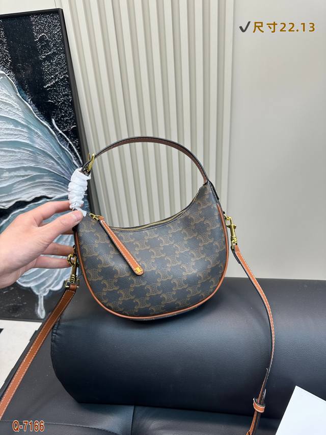 配折叠盒 赛琳Celine Teen Lulu 包是 Celine 最新推出的包包。这款包包采用老花面料制成，非常耐用，适合日常使用，并配有可调节长肩带。 尺寸