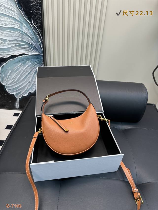 配折叠盒 赛琳Celine Teen Lulu 包是 Celine 最新推出的包包。这款包包采用粒面牛皮版本制成，非常耐用，适合日常使用，并配有可调节长肩带。