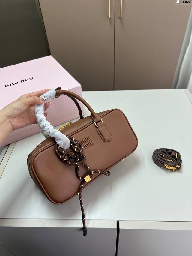 大 Miumiu缪缪保龄球 公文包 可手拎也可斜挎 出场就是Miumiu小公主 D-377尺寸23×12 28×13配盒