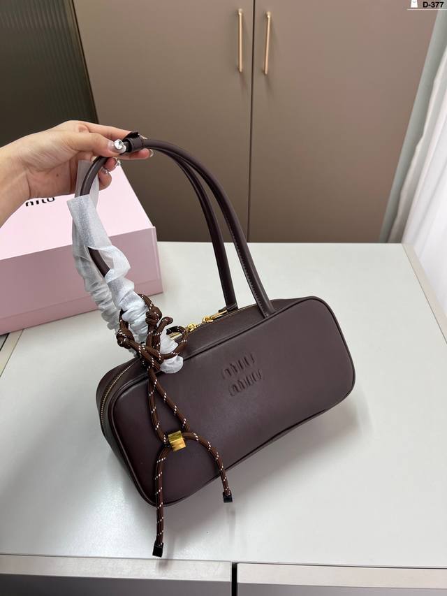 Miumiu 缪缪保龄球包 后知后觉突然Get到它 真的太好搭衣服 怎么背怎么搭都有一种复古俏皮的感觉 D-377尺寸28×13折叠盒