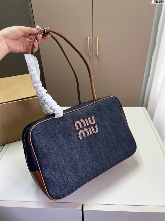 缪缪Miumiu 手提包保龄球公文包 包包手感巨好容量也很不赖 简单却又不失华丽 D-377尺寸35×22飞机盒