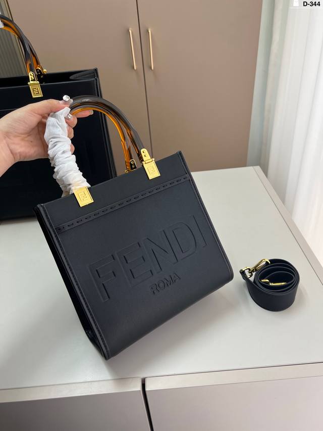 小 Fendi芬迪 托特包 精致美丽 高级优雅 很好驾驭，不挑衣服 D-344尺寸2323 35×30配盒