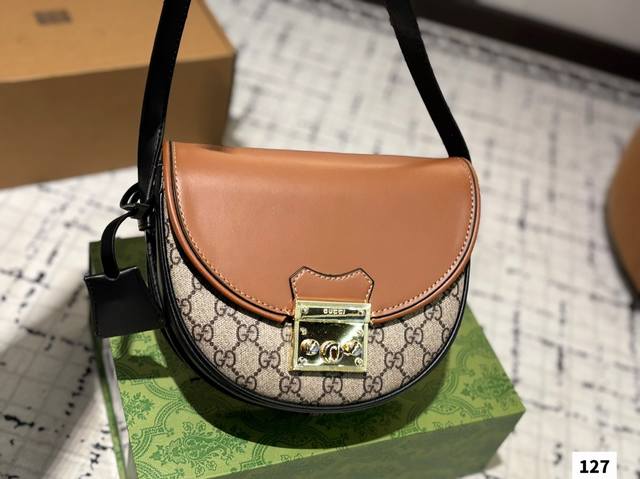 配盒子 酷奇新款 New Gucci不费力的时髦感 简直美的毫不费力~你喜欢Gucci的新还是旧 #Gucci 尺寸：12.18