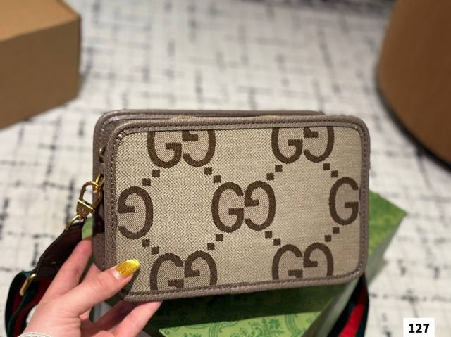 礼盒 酷奇相机包 酷奇小箱子Gg Gucci 复古小盒子这款方形迷你手袋从复古旅行配件中汲取灵感，真的有点像旅行箱尺寸23.15