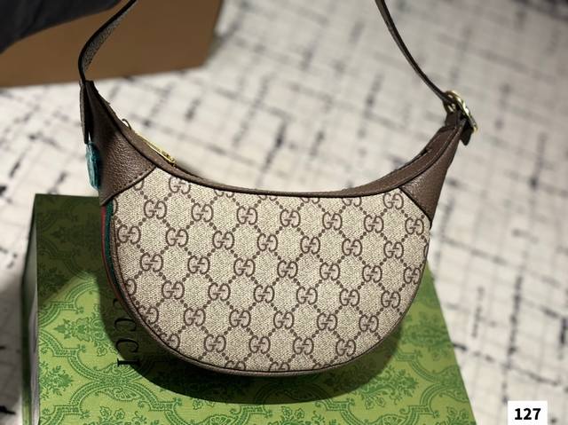 分享新款酷奇Gucci腋下包 1955~ Gucci又上新啦啦啦真的是永远跟不上新款的脚步永远有买不完的新包~没办法,腋下包是趋势~个人觉得这款包本身就挺Vin 分享新款酷奇Gucci腋下包 1955~ Gucci又上新啦啦啦真的是永远跟不上新款的脚步永远有买不完的新包~没办法,腋下包是趋势~个人觉得这款包本身就挺Vin