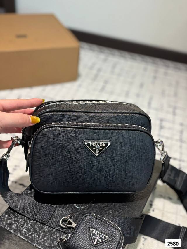 配盒 都给我吹爆prada 普拉达邮差真的绝了！！超甜的酷飒风拉满上身效果超显气质 尺寸20