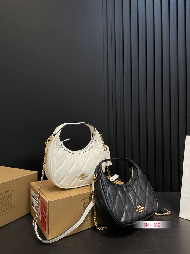 配盒 Coach蔻驰新款Carmen 月牙腋下包 新配色超好看 简直不要太可爱 质感超赞，复古又文艺～ 超级新潮，设计感满满！ 包身很轻，御姐可甜美 Size：