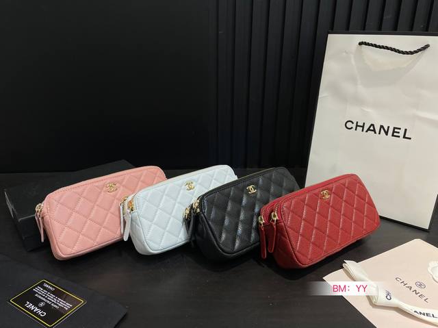 配盒 Chanel香奈儿25C一万多的迷你 上身图 Chanel 25C-万多的小包还是很实用的，比以往同价位 的包包容量大一些，今天上市的新款Mini Tot