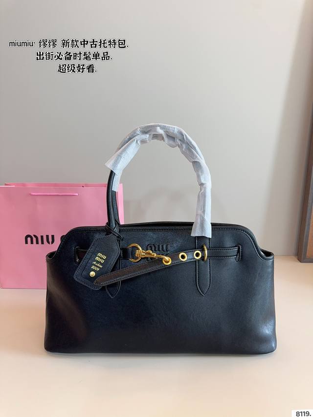 Miumiu期待已久的2025.秀款 中古包.快来围观吧 春夏系列包包 简洁利落的设计 凸显功能性 实用主义 柔软舒服的触感 彰显 Miumiu 女性愈加自信，