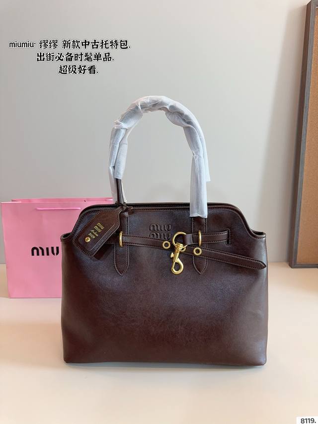 Miumiu期待已久的2025.秀款 中古包.快来围观吧 春夏系列包包 简洁利落的设计 凸显功能性 实用主义 柔软舒服的触感 彰显 Miumiu 女性愈加自信，