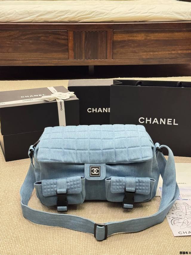 原版布 Chanel 菱格机场包只能说泰酷辣！ 香风菱格机场包只能说泰酷辣！Xxl型号容量超级大，随便装啥都Ok，大号好处就是不挑人，无论你是高个子还是小子，都