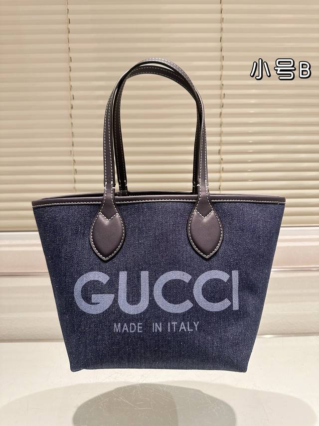 小号 Gucci 单宁牛仔托特包◆ ▼一款包袋，两种风格。 Gucci Totissima系列托特包演绎双面美学，- 面丹 宁面料，一面Gg Supreme老花