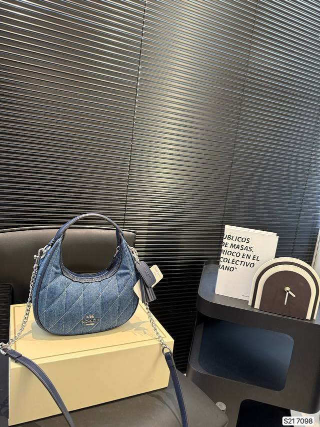 配折叠盒子 牛仔蔻驰月牙包 Coach Carmen手提包，不仅是一款时尚单品，更是一种生活态度的象征。它简约，精致，是日常穿搭的必备佳品~ #精致小包#斜挎女