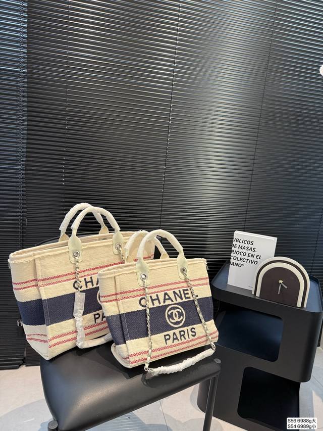 大号 小号 香奈儿沙滩包 牛仔沙滩 不论日常出游或是假日逛街，出镜率超高的包款总让人联想到温暖的季节和愜意海滩时光。质地清新自然，从视觉到触感都自带夏日风情，为