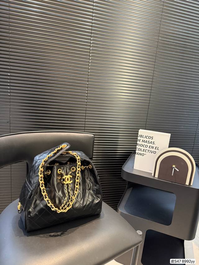 期待己久的香奈儿托特 时尚感十足，实用性也毫不逊色 无论是逛街、学会还是工作，都能成为你的最佳搭档 尺寸，26 21 货号8992