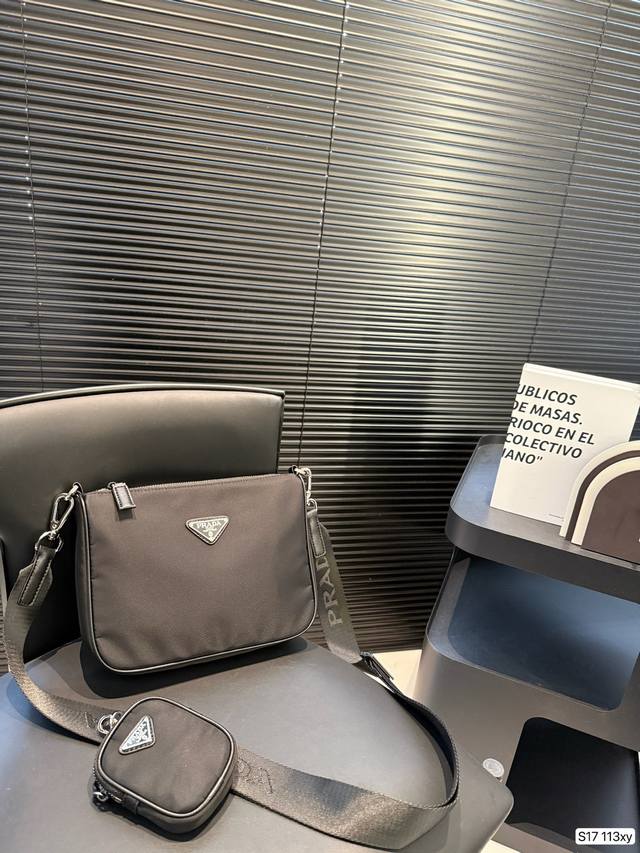 配折叠盒子 普拉达prada 尼龙相机包 百搭到没朋友 就是酷 时尚感超强 辦识度很高 很能装,上身也帅气 尺寸:24 19 货号113 配折叠盒子 普拉达prada 尼龙相机包 百搭到没朋友 就是酷 时尚感超强 辦识度很高 很能装,上身也帅气 尺寸:24 19 货号113