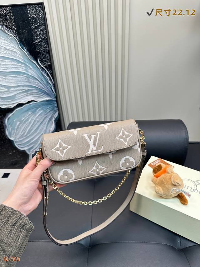 配挂件折叠盒 Size: 22*12Cm Lv香芋紫，奶彩色 Ivy麻将腋下包 实物奶呼呼滴~超级适合夏天 双链条设计的麻将包可斜挎可单肩可手提内置卡槽 可爱好