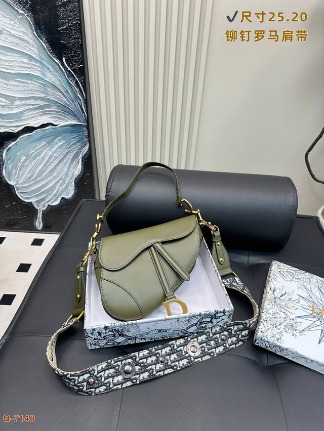 配礼盒 爱包种草 迪奥马鞍包，配铆钉罗马肩带 Dior马鞍包-经推出就受到了顾客们的哄抢，热门程度直至今日仍然不减，其中老花款是更是经典中的经典。高性能耐磨材质