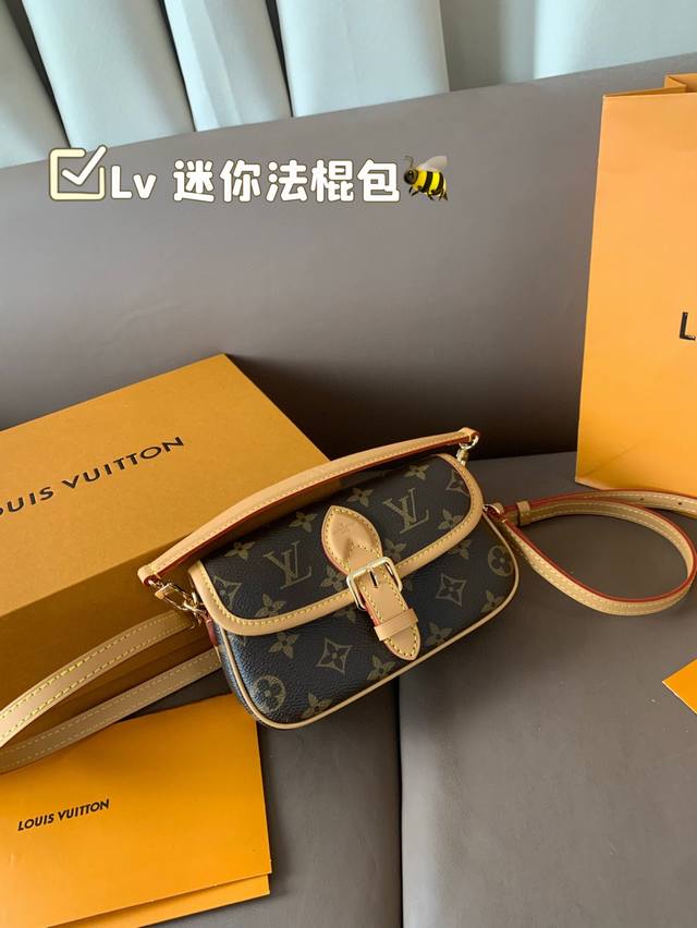 礼盒包装 Size:19*11 Lv 小迷你 Diane 法棍包 法棍包是真好看 又好背! 皮质和颜色都不错, 配置两条肩带 又甜又咸! 礼盒包装 Size:19*11 Lv 小迷你 Diane 法棍包 法棍包是真好看 又好背! 皮质和颜色都不错, 配置两条肩带 又甜又咸!