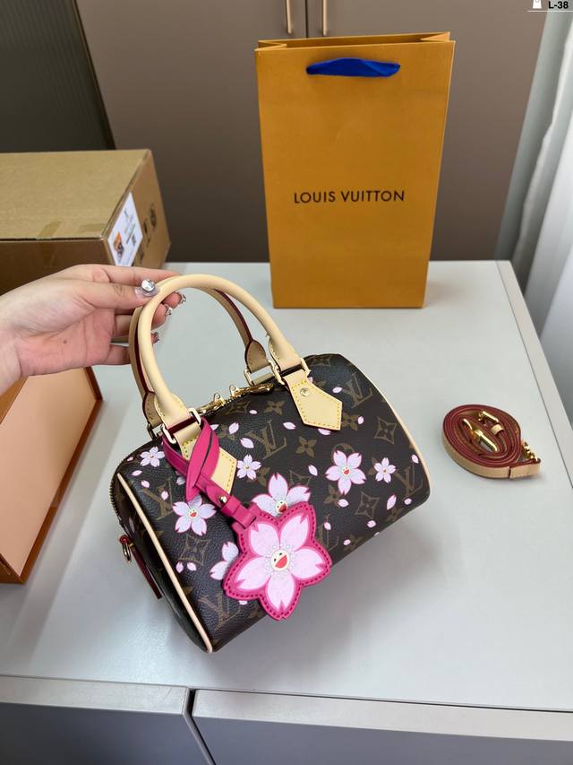 Lv 新款系列 City Keepal手袋,全网首发 Lv Speedy Nano 枕头包这款Retiro 手袋以标志性 经典永恒 L-38尺寸20×15折叠盒