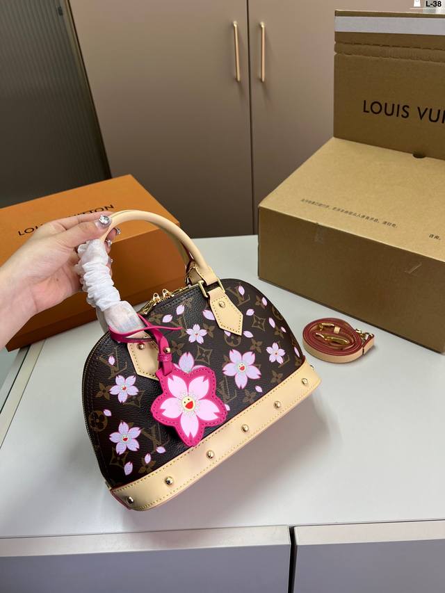 Lv 这个Alma贝壳 太可爱啦！ 小巧又复古已经拎着溜达两天了~ L-38尺寸25×17折叠盒飞机盒