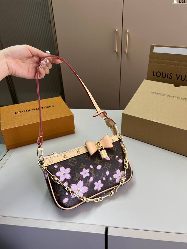 Lv与村上隆的联名限量款 樱花与经典老花的结合 让包包又可爱又俏皮少女感满满 L-38尺寸22×13折叠盒飞机盒
