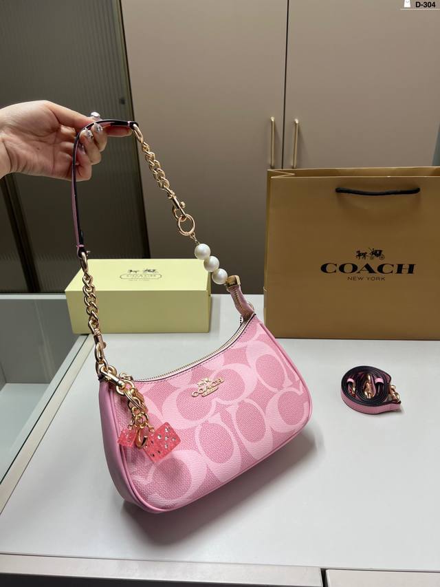 配挂件+珍珠 Coach蔻驰粉色月牙 冰川白在这个夏天是受欢迎的 适合日常 通勤 出街 D-304尺寸24×13飞机盒 配挂件+珍珠 Coach蔻驰粉色月牙 冰川白在这个夏天是受欢迎的 适合日常 通勤 出街 D-304尺寸24×13飞机盒