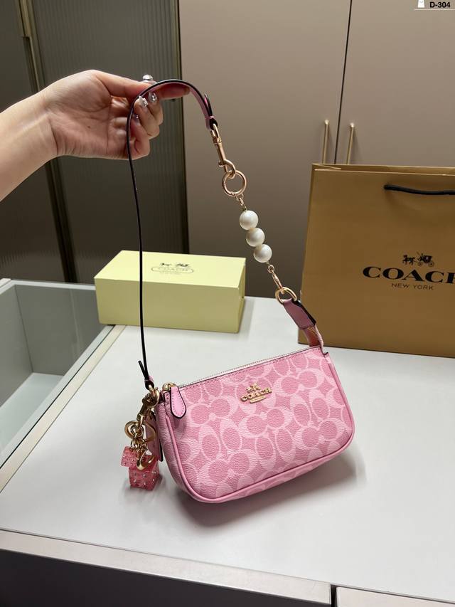 配挂件+珍珠 Coach蔻驰粉色麻将包 新色Nolita麻将包清新又可爱哦！ D-304尺寸20×12折叠盒
