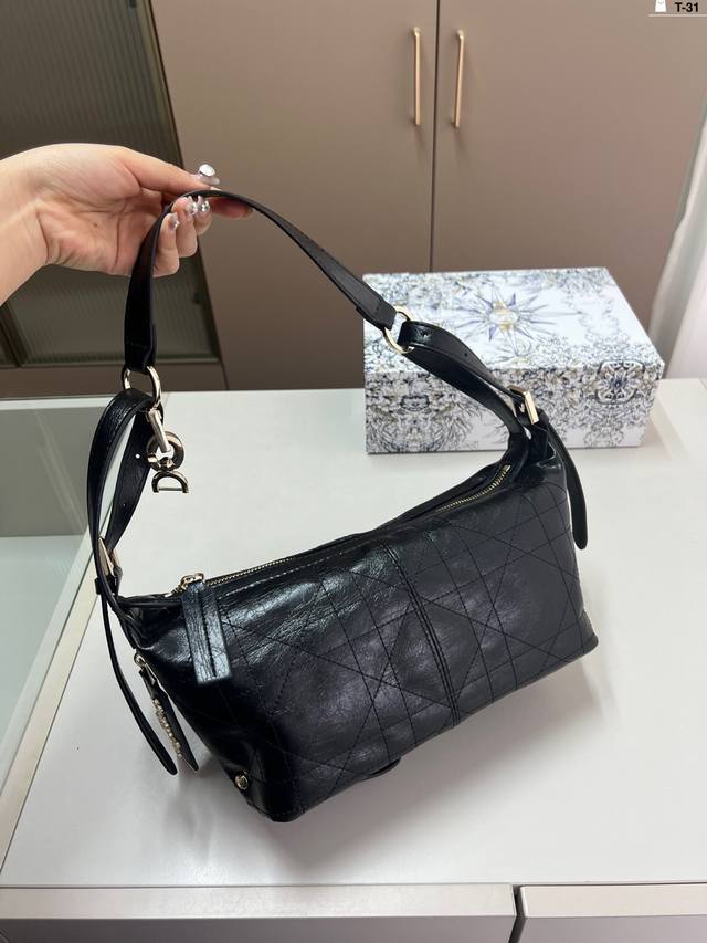 迪奥 Dior 饭盒包 Dior饭盒包既有颜值又有实力 超级适合拍照 日常穿搭也很百搭 T-31尺寸27×13折叠盒