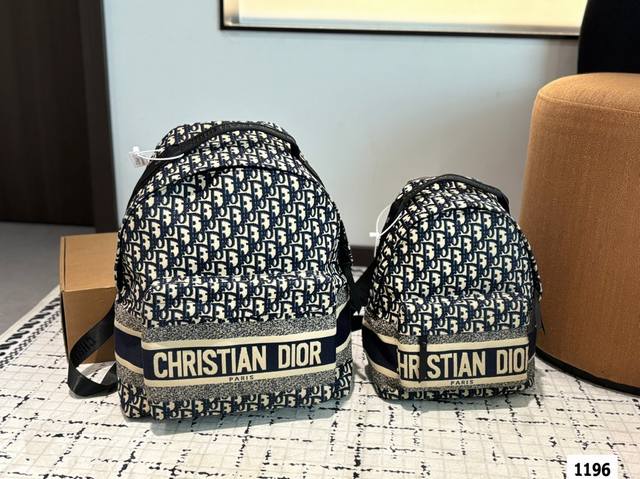 礼盒包装 Dior 双肩包 专柜最新进口帆布配小牛皮 原单品质 官网同步 原版五金不掉色 品质保证 超洋气 超五金实用 随心装 永不过时 必备单品 尺寸33.2