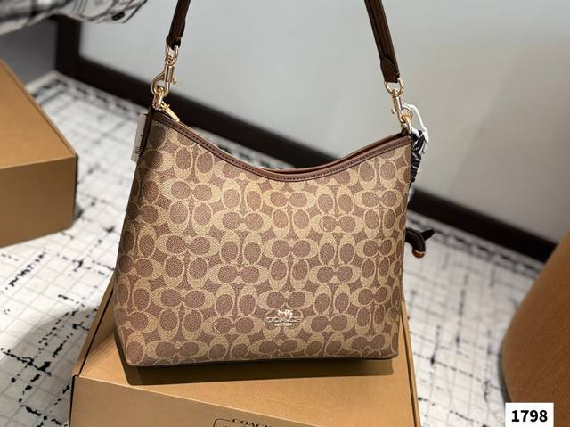 配飞机盒 蔻驰托特包，除了好看还是好看，托特包造型简单又好用关键是超好看，轻便，缤纷又结实。分分钟成为街上最具回头率的时尚单品！尺寸：29 24