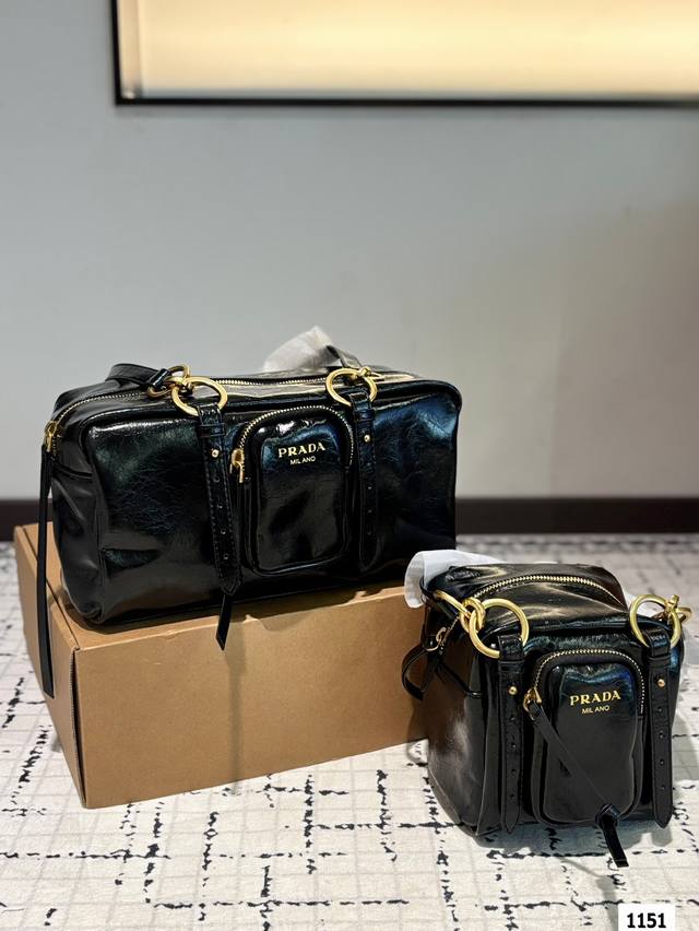 大号 小号 普拉达中古包 有被prada惊艳到 金属圆环和铆钉的搭配谁懂啊复古时髦感拿捏住了 邮差包型随性又带着一点学院气息说一句全网独美不过分吧 尺寸：大号3