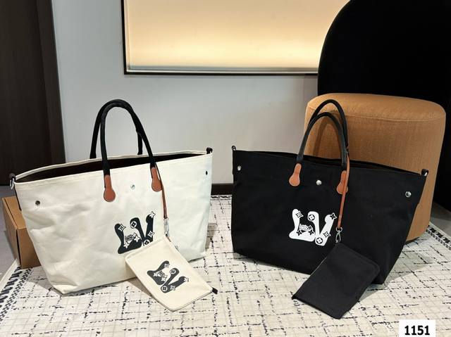 Lv帆布 托特百搭实用 可甜可盐 又酷又飒。逛街通勤，完全是可以驾驭的吖。 巨大袋身干净的外部线条 尺寸：42.33