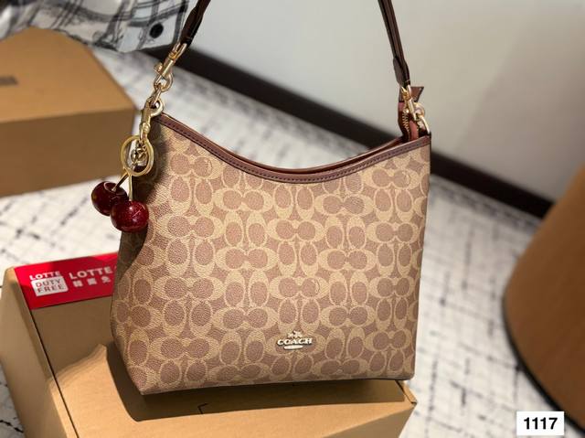 配挂件 配飞机盒 蔻驰托特包，除了好看还是好看，托特包造型简单又好用关键是超好看，轻便，缤纷又结实。分分钟成为街上最具回头率的时尚单品！尺寸：29 24