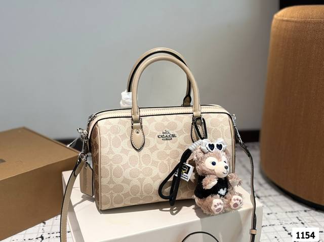 配挂件 配盒子 蔻驰枕头包出货 专柜同步 最新款 超级实用的款式 手提 斜挎多用款 原版电镀五金带Logo 超级大牌 内衬Logo时尚百搭款式 不挑年龄段 喜欢