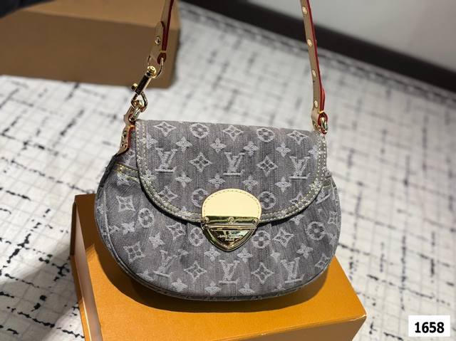 配飞机盒折叠盒子 Lv Sunset牛仔元宝腋下包 配延长带 可单肩可斜挎 真的好随性，布料柔软随意，更好搭。 颜色也没有那么刻意，非常自然的水洗牛仔，真的是一