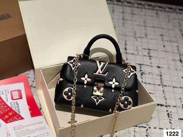 Size：20.12Cm Lv压花 Madeleine Bb 非常喜欢这种带手柄的包 拎起来很有感觉！ Empreinte 奢华压纹皮革 经典标识S型锁扣设计