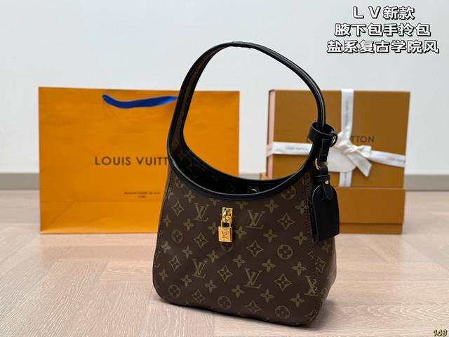 Lv新款腋下包手拎包 非常稀少的盐系复古学院风 上身超级飒 不仅仙女可以背 男孩子背又是另一种感觉 尺寸：24 17