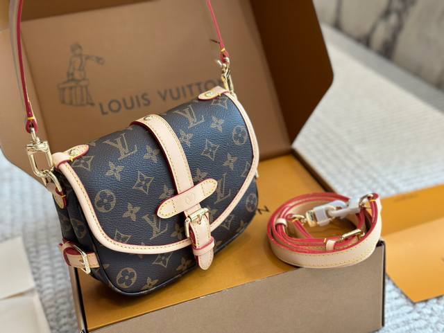 变色皮 配盒 Size：20*16Cm L家 新款小号马鞍包 双子星 Samur 邮差包 小巧可爱实用百搭 搭配两条肩带哦！