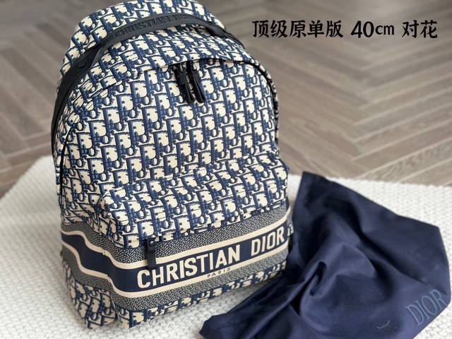 顶级版 对花！ 旅游的黄金周 Size：32*40Cm D家 老花款双肩包 一款背起来超舒服的它 可可爱爱！ 黑色和海军蓝Oblique图案绣线 有质感！ 搜索