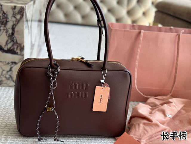 配盒 Size：35*22Cm Miumiu保龄球 公文包 对版面料 皮质光滑细腻柔软， 棉质缎面衬里。 背起来都很Nice 哦 可手拎也可斜挎！ 出场就是Mi