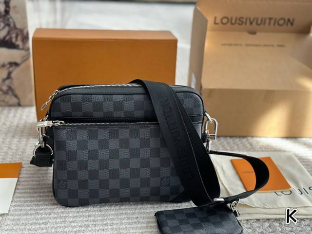 Lv推出的三合一爆火,股多种包包的流行风潮。 非常难得的是,三合一又出了男士款 而且是黑色老花与反色黑老花的拼接,黑老花迷肯定是控制不住了 男款三合的包包各个部 Lv推出的三合一爆火,股多种包包的流行风潮。 非常难得的是,三合一又出了男士款 而且是黑色老花与反色黑老花的拼接,黑老花迷肯定是控制不住了 男款三合的包包各个部