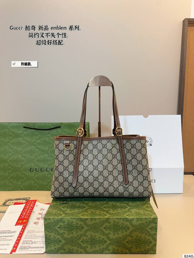 配礼盒 Gucci Em Blem 托特包 百搭经典 闭眼入 复古高级 还配一条长肩带 可斜挎 源自 Guccio Gucci 首 字母缩写的经典交织字母元素继 配礼盒 Gucci Em Blem 托特包 百搭经典 闭眼入 复古高级 还配一条长肩带 可斜挎 源自 Guccio Gucci 首 字母缩写的经典交织字母元素继