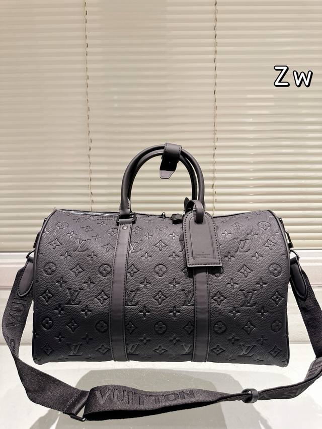 牛皮版本 Lv 限量款 Keepall40旅行袋 机场包 无论版型 内里和专柜毫无差别 真正原版复刻 内里可拆卸 火遍全球的爆款机场大包 机车女神包 明星同款